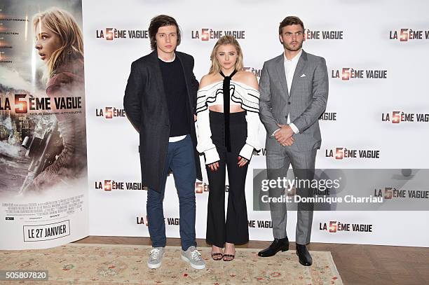 Nick Robinson, Chloe Grace Moretz and Alex Roe attend "The 5th Wave" Paris Photocall at Hotel Le Bristol on January 20, 2016