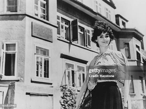 Actress Millie Perkins, who played the title role in the film 'The Diary of Anne Frank', pictured the house where Anne Frank was born in Frankfurt,...