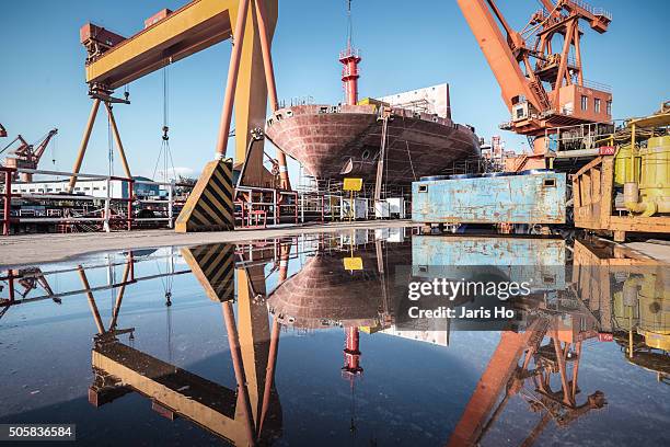 shipyard - ship building stockfoto's en -beelden