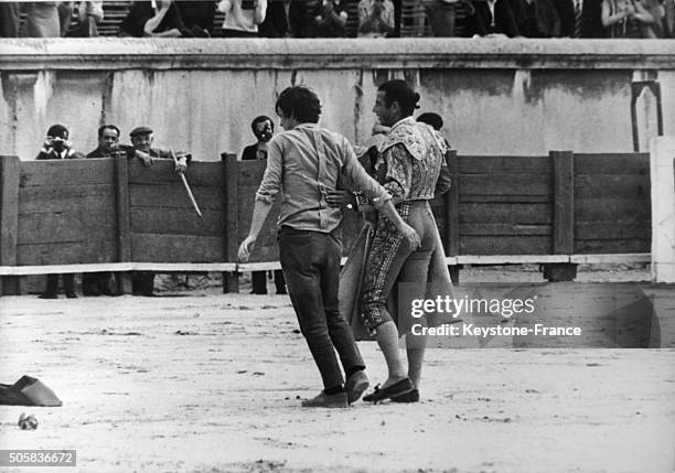 Dans les arènes de Nimes, dont la vedette était Antonio Ordonez, un jeune afficionado francais s'est jeté dans l'arène, Ordonez lui céda son épée et...