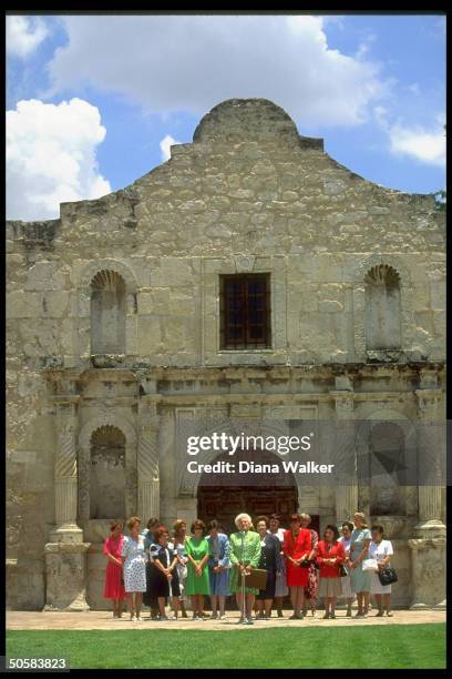 Barbara Bush w. Economic Summit wives incl. Sachiyo Kaifu , Danielle Mitterrand Mila Mulroney & Livia Andreotti at Alamo.