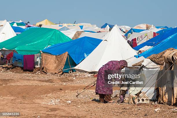 syrian idp camp (atmeh, syria) - internally displaced person stockfoto's en -beelden