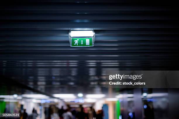 la salida vías - evacuación fotografías e imágenes de stock