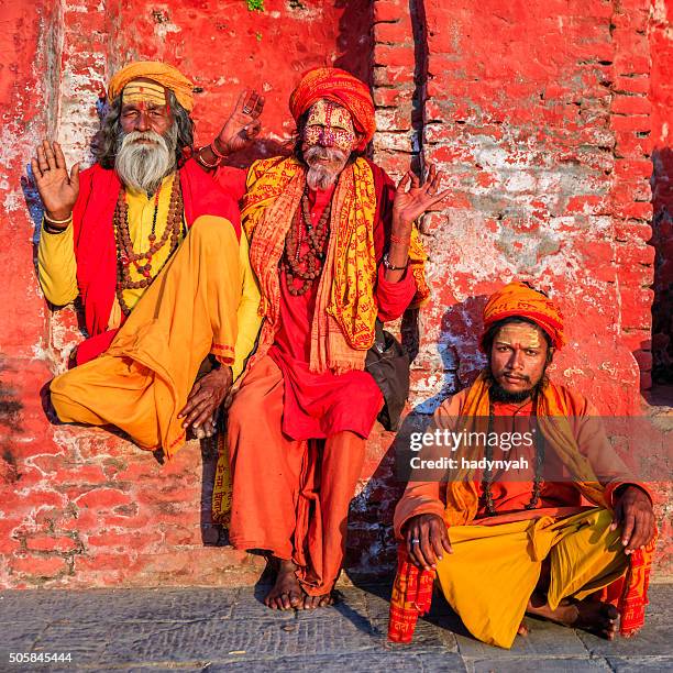 sadhu-indianer holymen sitzt im tempel - varanasi stock-fotos und bilder