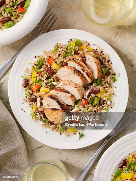 frango grelhado com quinoa e brown salada de arroz - grilled chicken imagens e fotografias de stock