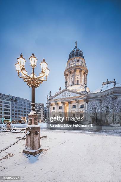 berlin,gendarmenmarkt with german cathedral (deutscher dom) at snowfall - lichtquelle fotografías e imágenes de stock