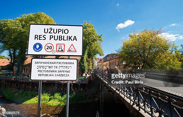 uzupis neighborhood in vilnius - langues étrangères photos et images de collection