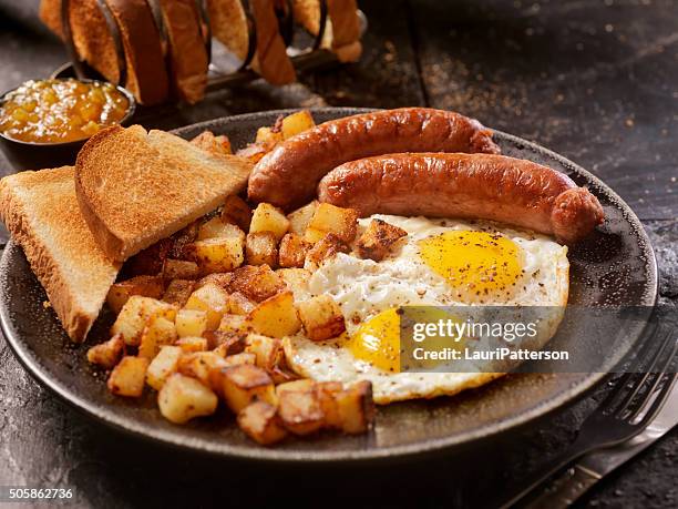 sunny side up-frühstück mit eiern und wurst - breakfast sausage stock-fotos und bilder