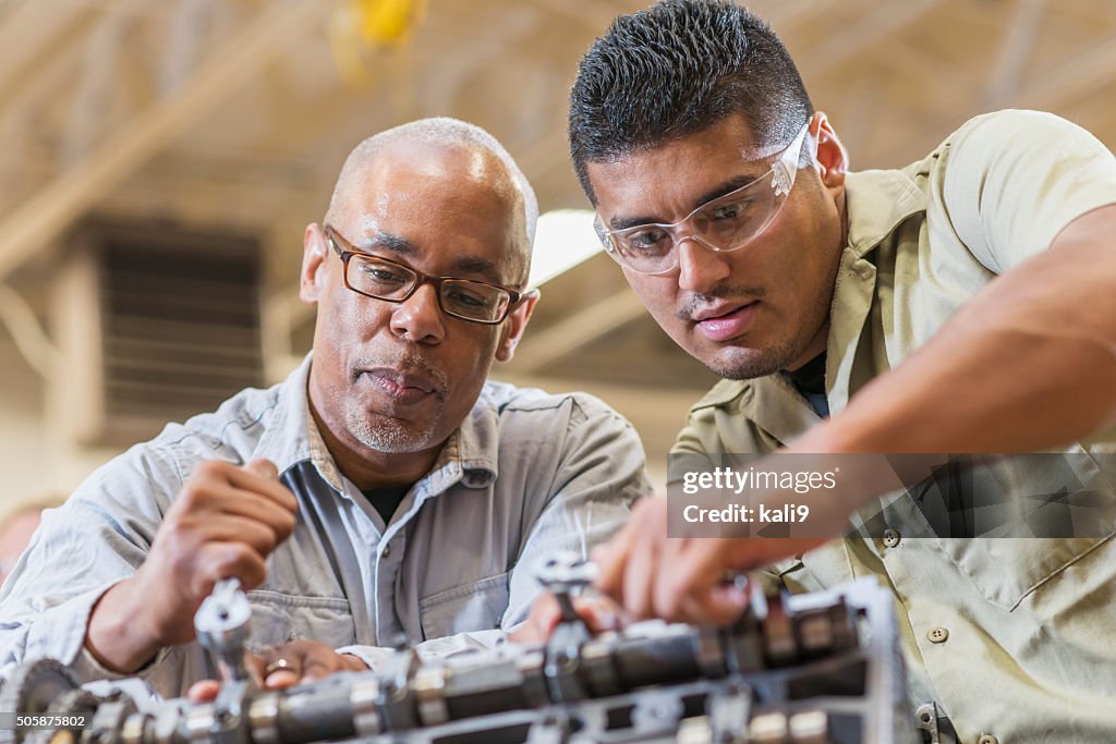 Auto-Mechaniker Arbeiten auf Benzin "Motor"