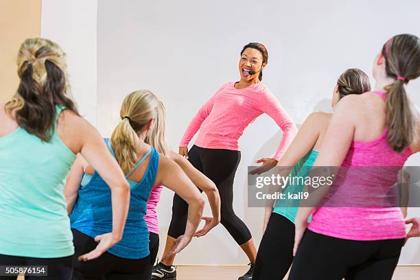 instructor leading an exercise or dance class - dancers exercising teacher stockfoto's en -beelden