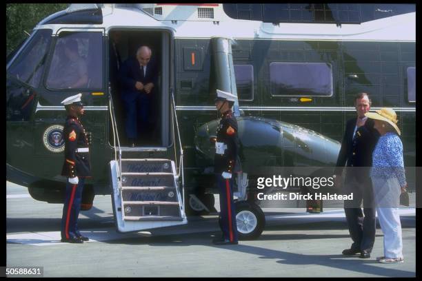 Jordan's King Hussein exiting Marine One, greeted by Pres. & Barbara Bush , arriving for gulf crisis talks.