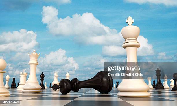 chess board, black king lying beside white king - chess board stockfoto's en -beelden