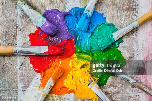 brushes and oil paint, messy spectrum of colours - mélanger photos et images de collection
