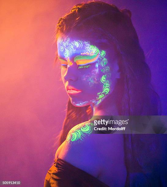 fluoreszierend make-up für bezaubernde mädchen - alien portrait stock-fotos und bilder