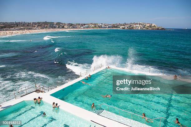 sommer am bondi beach, australien - bondi pool stock-fotos und bilder