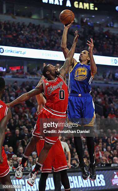 Shaun Livingston of the Golden State Warriors shoots over Aaron Brooks of the Chicago Bulls at the United Center on January 20, 2016 in Chicago,...