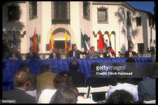 President Bush flanked by Latin leaders incl. Fujimori, Gortari, unident., Paz Zamora & Gaviria, holding outdoor drug summit news conf.