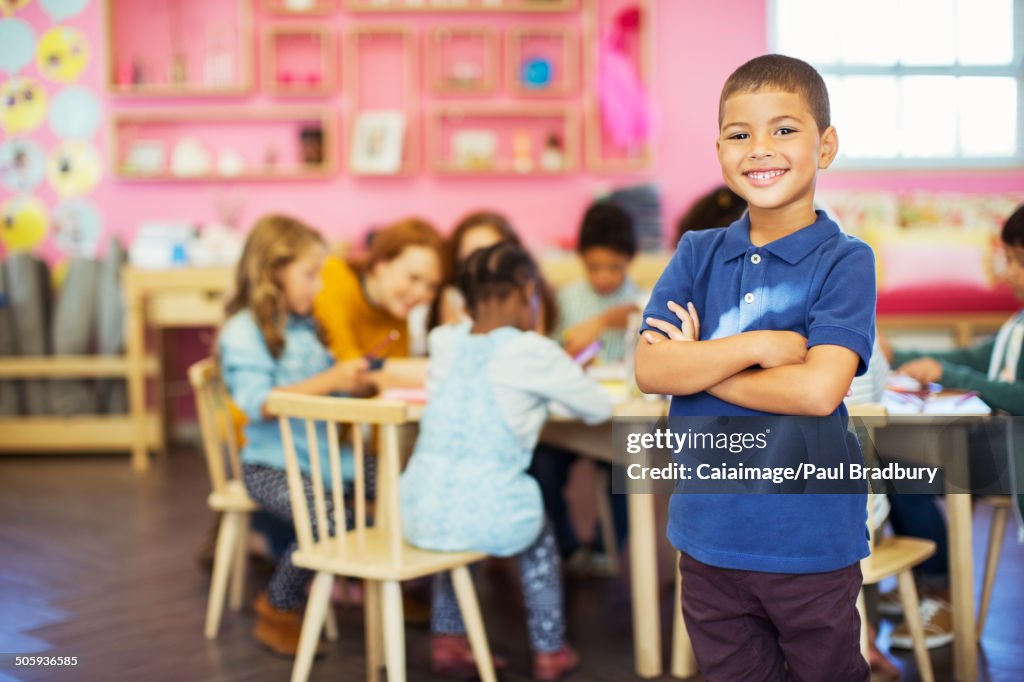 Schüler lächelt im Klassenzimmer