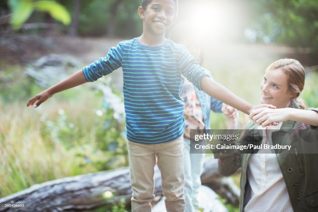 Profesor y alumno jugando en el bosque