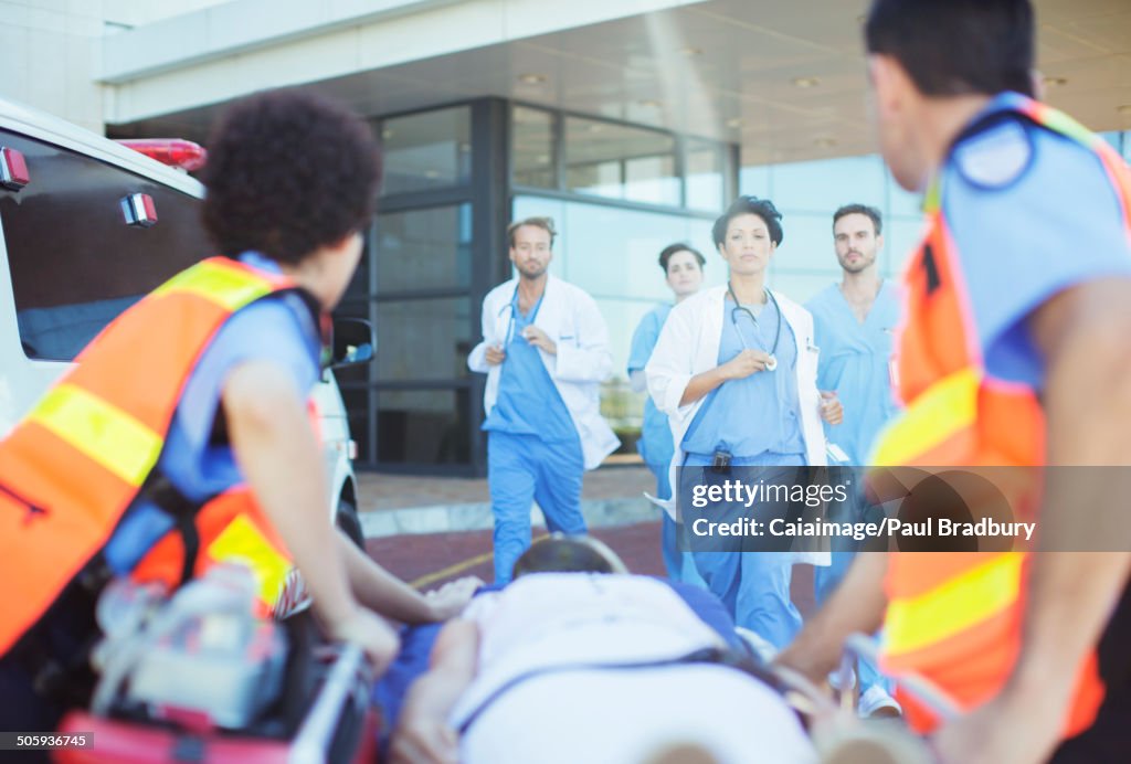 Doctor Rushing Patient In Doctors And Nurses Rushing To Patient On Ambulance Stretcher High-Res ...