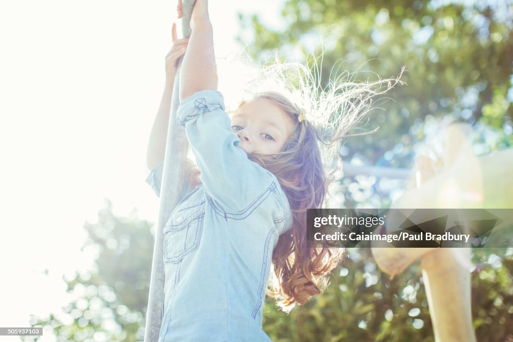 Kinder klettern im Freien