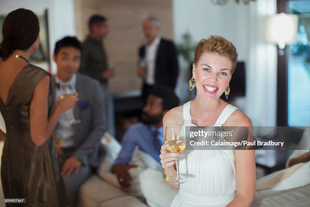 Femme souriant sur le canapé à la fête