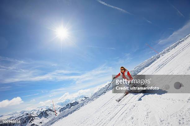 mid adult women （30 代の太陽の下でのスキー、スノースキースキーリゾート - auvergne rhône alpes ストックフォトと画像
