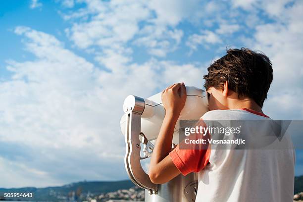 ragazzo guarda a gettoni binocolo - viewfinder foto e immagini stock