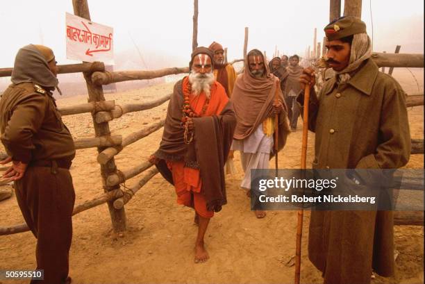 Paramil. Security out on day of Hindu darshan at site of Dec. 6 Hindu militant razing of Babri mosque in 1st public prayer w. Curfew lifting in...