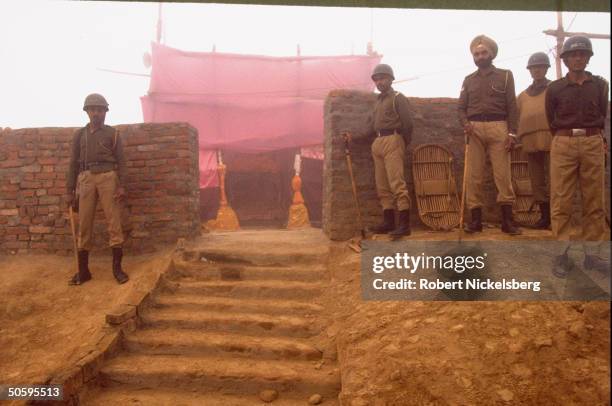 Paramil. Security out on day of Hindu darshan at site of Dec. 6 Hindu militant razing of Babri mosque in 1st public prayer w. Curfew lifting in...