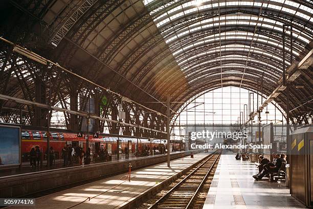 train station (hauptbahnhof) in frankfurt am main, germany - treinstation stockfoto's en -beelden