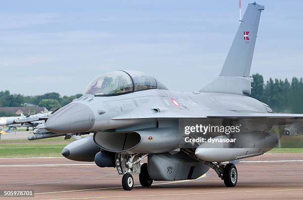 lockheed martin f-16d lucha falcon - cultura-danesa fotografías e imágenes de stock