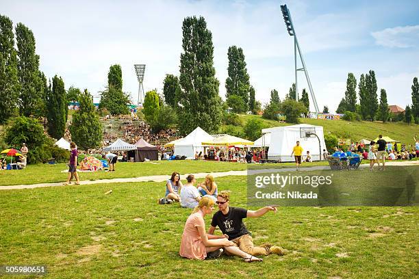 mauerpark in berlin - mauerpark berlin stock-fotos und bilder