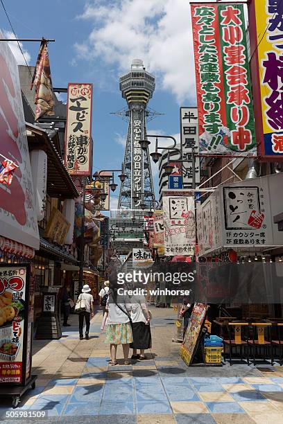 shinsekai con tsutenkaku tower di osaka, giappone - shinsekai osaka foto e immagini stock