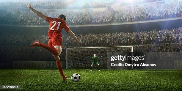 soccer game moment with goalkeeper - goalkeeper soccer stockfoto's en -beelden