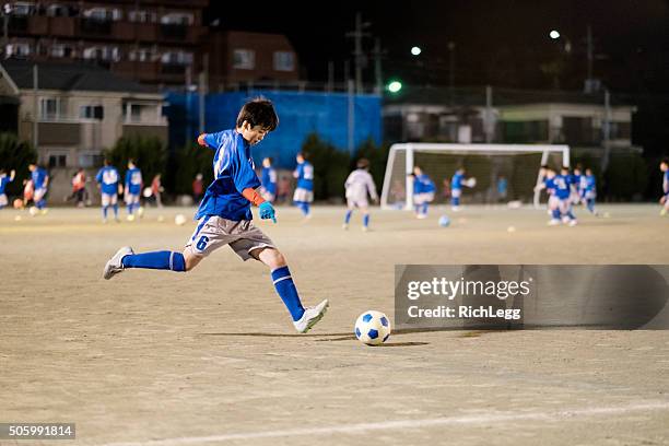 東京の若者、日本のサッカー選手 - japan soccer ストックフォトと画像
