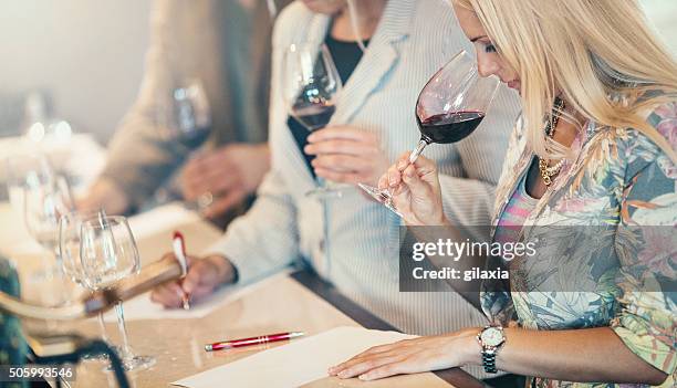 wine tasting event. - chardonnay grape 個照片及圖片檔
