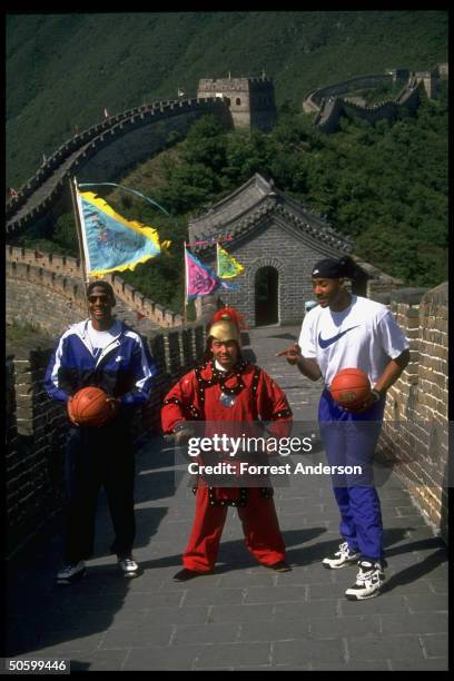 Amer. Basketball pros Alonzo Mourning & Anfernee Penny Hardaway w. Costumed guard at Great Wall, taking time out fr. Playing against Chinese natl....