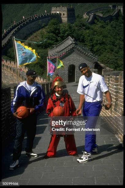 Amer. Basketball pros Alonzo Mourning & Anfernee Penny Hardaway w. Costumed guard at Great Wall, taking time out fr. Playing against Chinese natl....