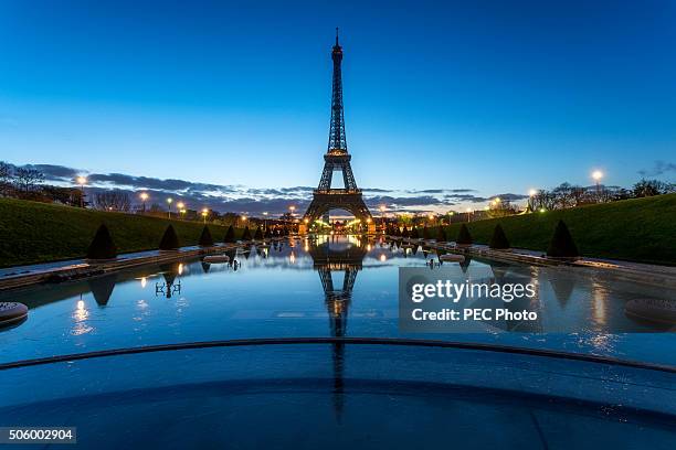 tour eiffel during the blue hour - quartier du trocadero bildbanksfoton och bilder