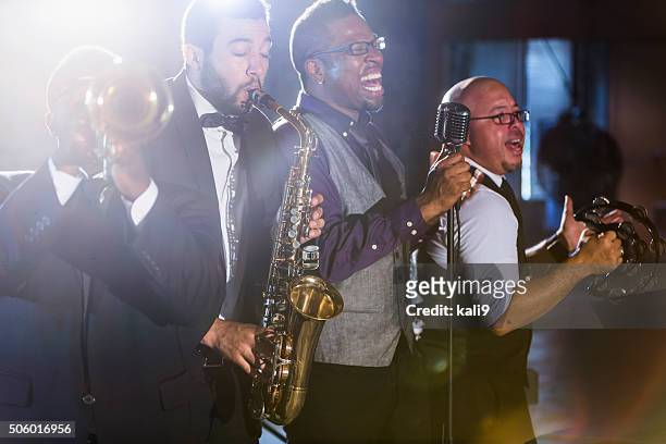 jazz band performing at a nightclub - performance group stockfoto's en -beelden
