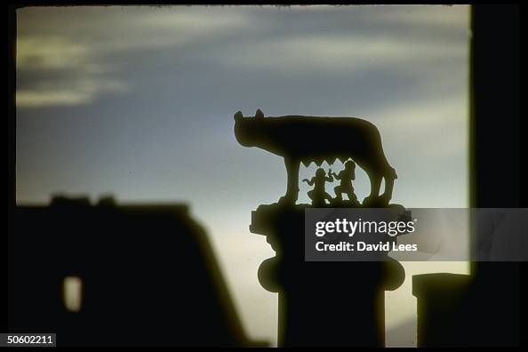 Remulo Statue of she-wolf suckling Romulus and Remus in silhouette at dusk ...