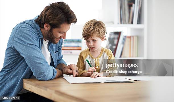 papà è molto bene che spieghi cose - study at home foto e immagini stock