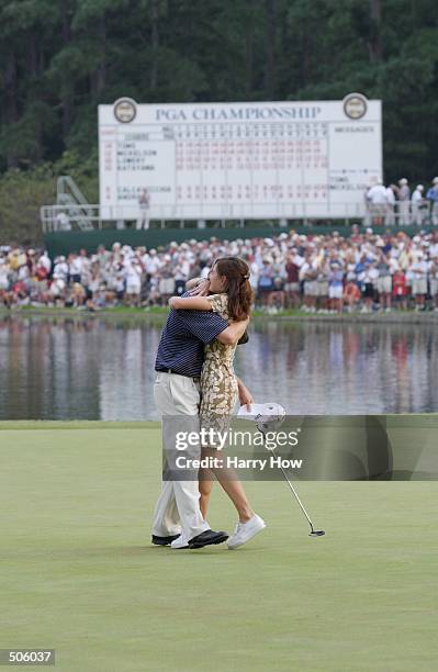 David Toms hugs his wife on the 18th green after winning the PGA Championship at the Atlanta Athletic Club in Duluth, Georgia. DIGITAL IMAGE....