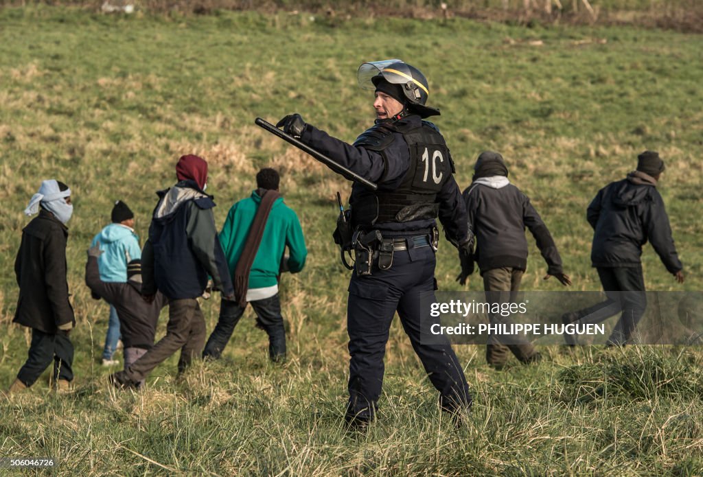 TOPSHOT-FRANCE-BRITAIN-EUROPE-MIGRANTS