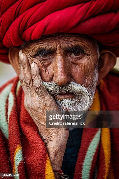 retrato do velho homem tribal de rajastão, índia. - male imagens e fotografias de stock