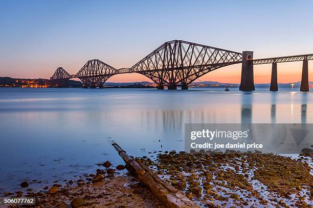 before sunrise, forth bridge, edinburgh, scotland - fife scotland 個照片及圖片檔