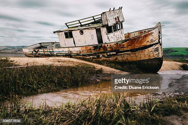 shipwrecked boat - duane wreck stock pictures, royalty-free photos & images
