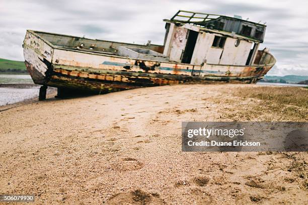 sand with shipwreck in background - duane wreck stock pictures, royalty-free photos & images