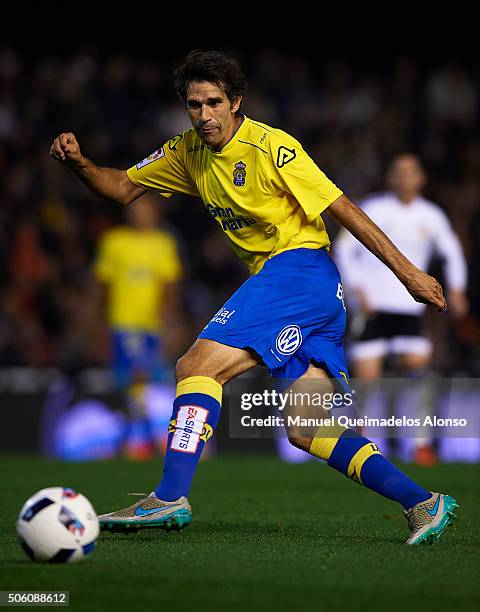 Valeron of Las Palmas in action during the Copa del Rey quarter-final first leg match between Valencia CF and UD Las Palmas at Estadio Mestalla on...